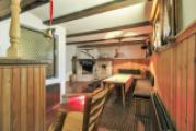 Kaminzimmer mit Bar