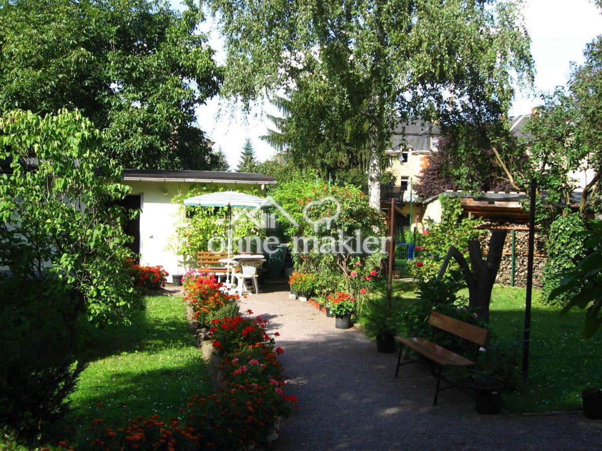 Garten mit Fahrradschuppen