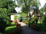 Garten mit Fahrradschuppen