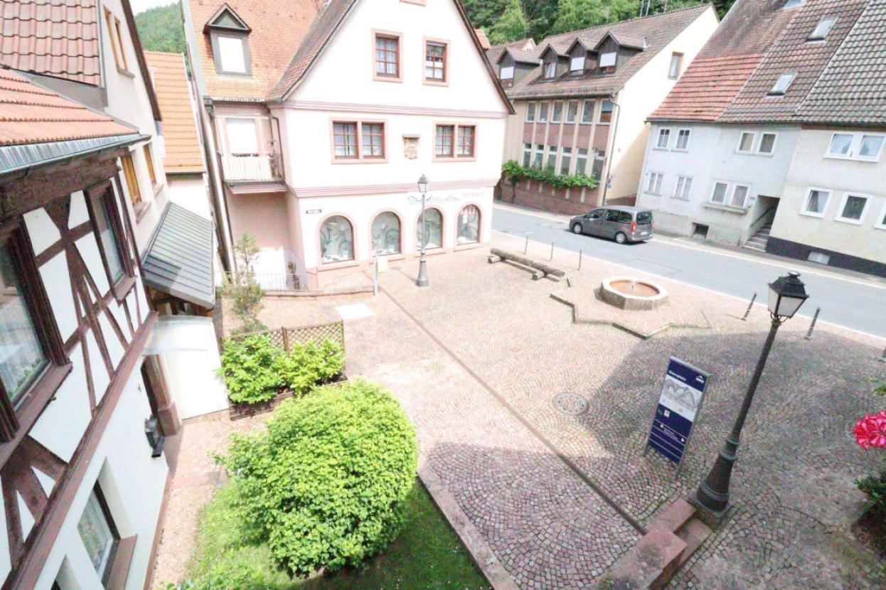 Blick auf den Dorfplatz - vom Balkon