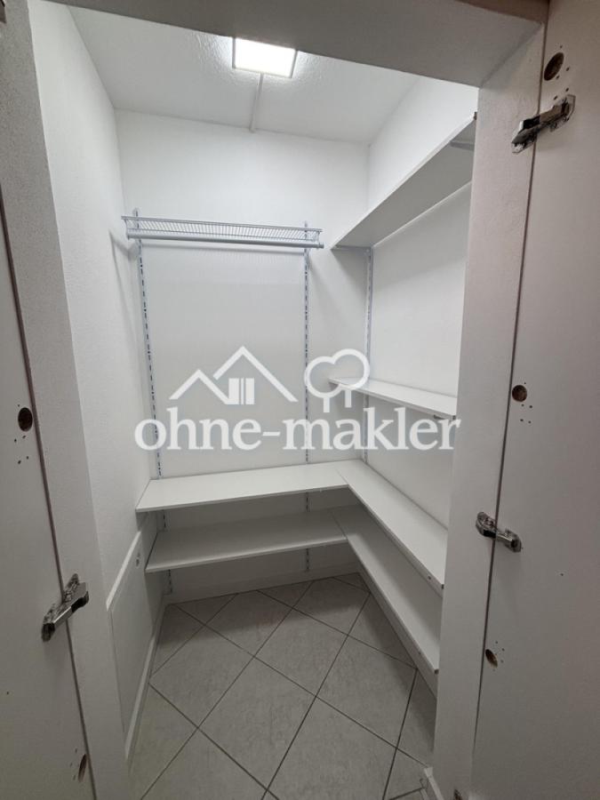 Abstellraum/begehbarer Schrank
