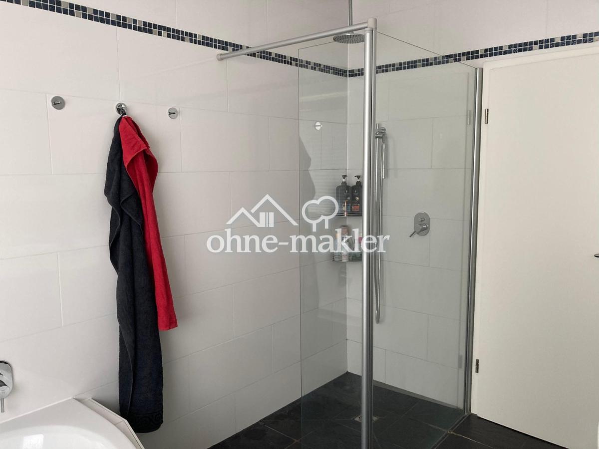 Badezimmer mit Walk In Dusche
