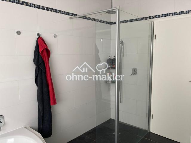 Badezimmer mit Walk In Dusche