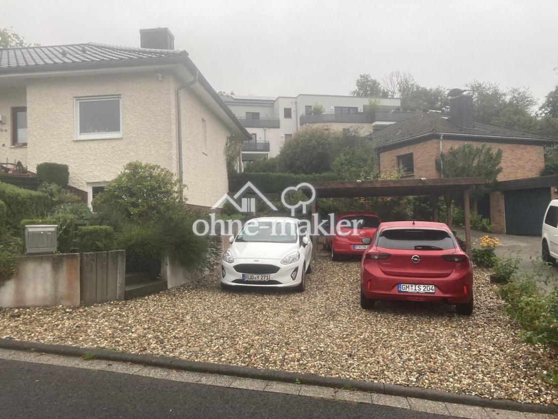 Große Einfahrt mit Carport