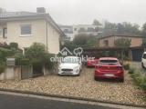 Große Einfahrt mit Carport