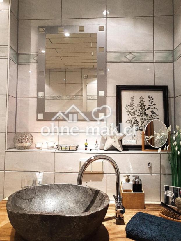 Badezimmer m. Steinwaschbecken