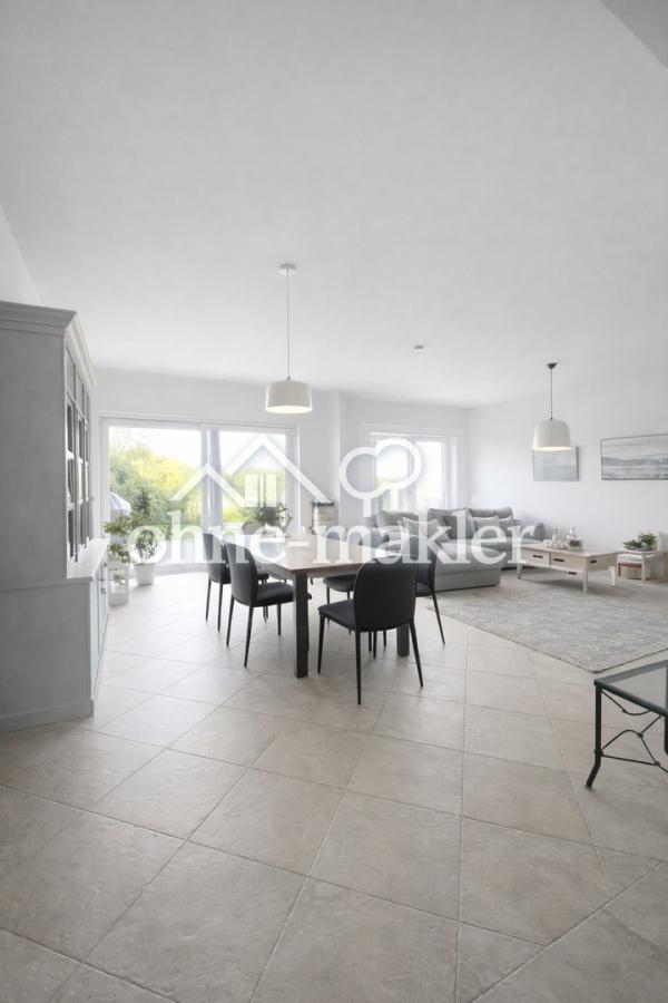Großzügiges Wohnzimmer, EG