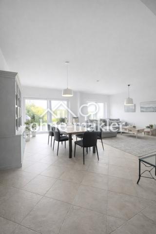 Großzügiges Wohnzimmer, EG