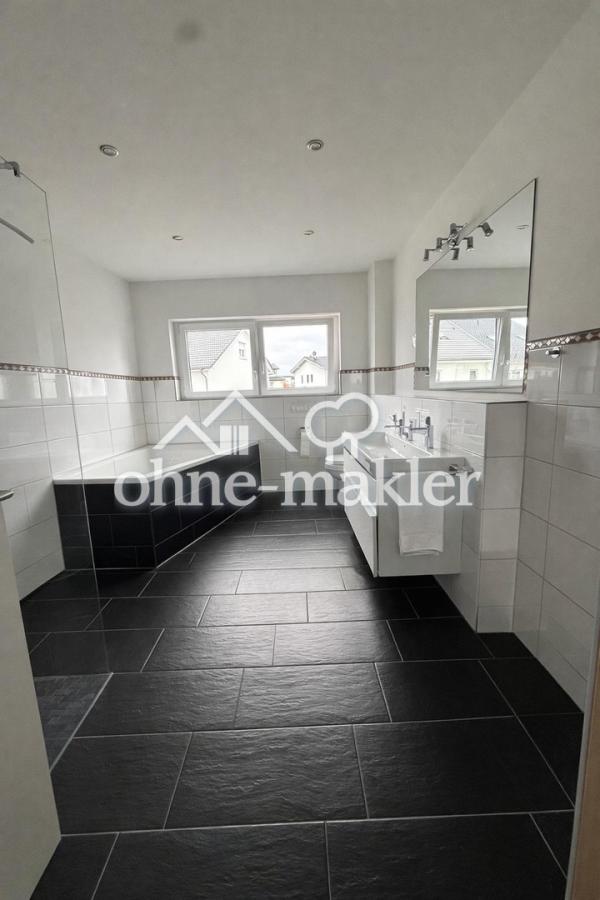 Duschbad mit Badewanne, 1. OG