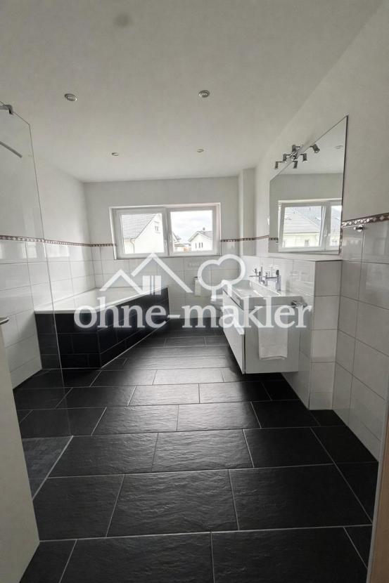 Duschbad mit Badewanne, 1. OG