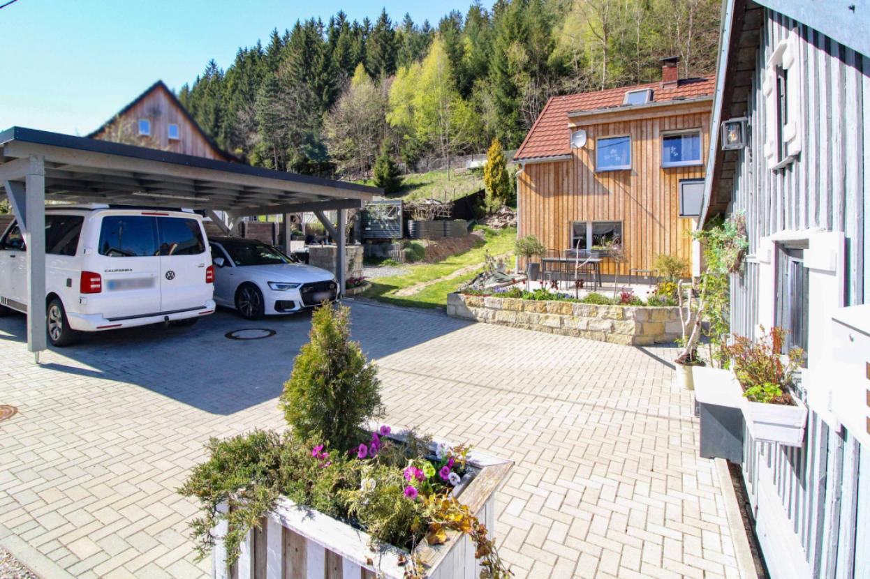 Einfahrt mit Carport