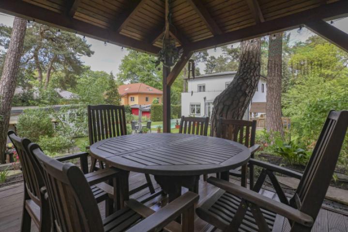Sitzecke unterm Pavillon