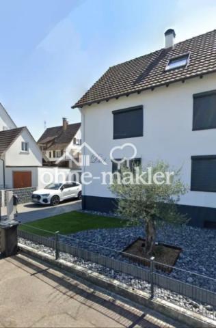 Haus mit Parkplatz Ansicht Str