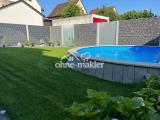 Garten mit Pool.