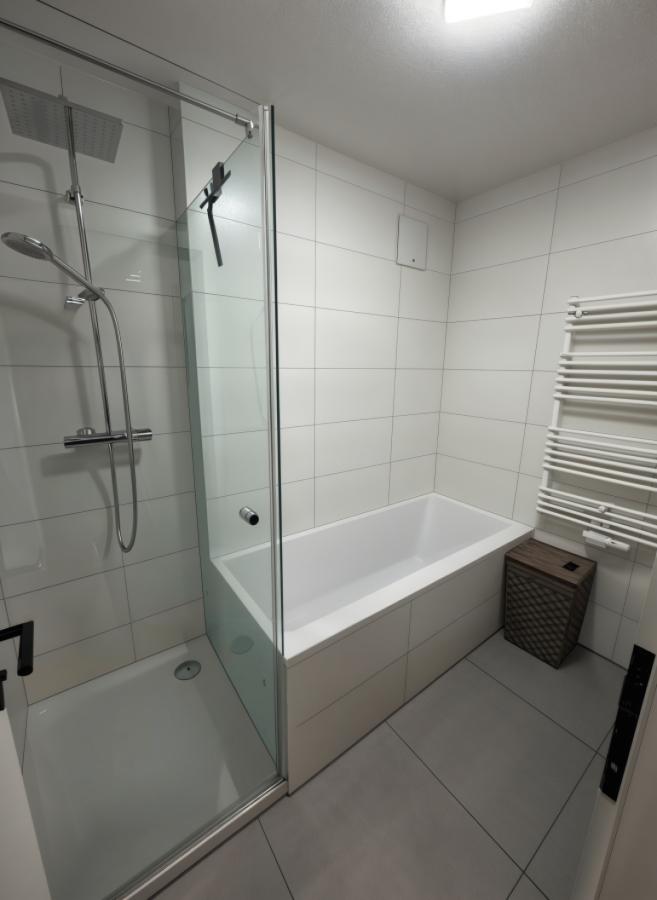 Bad mit Badewanne und Dusche