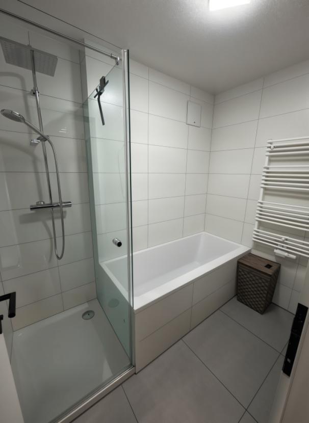 Bad mit Badewanne und Dusche