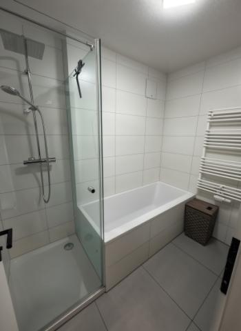 Bad mit Badewanne und Dusche