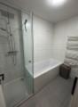 Bad mit Badewanne und Dusche