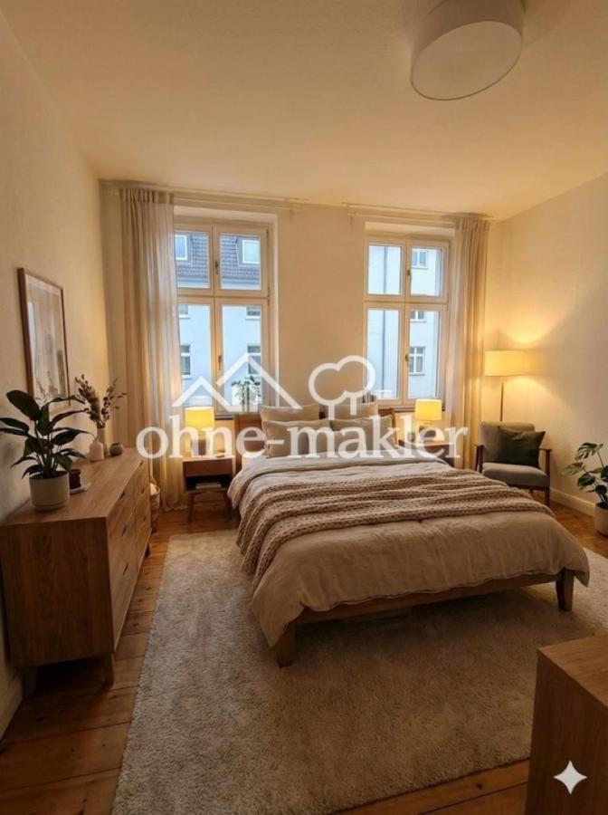 Schlafzimmer (KI möbeliert)