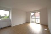 Blick ins Wohnzimmer mit Balkontür