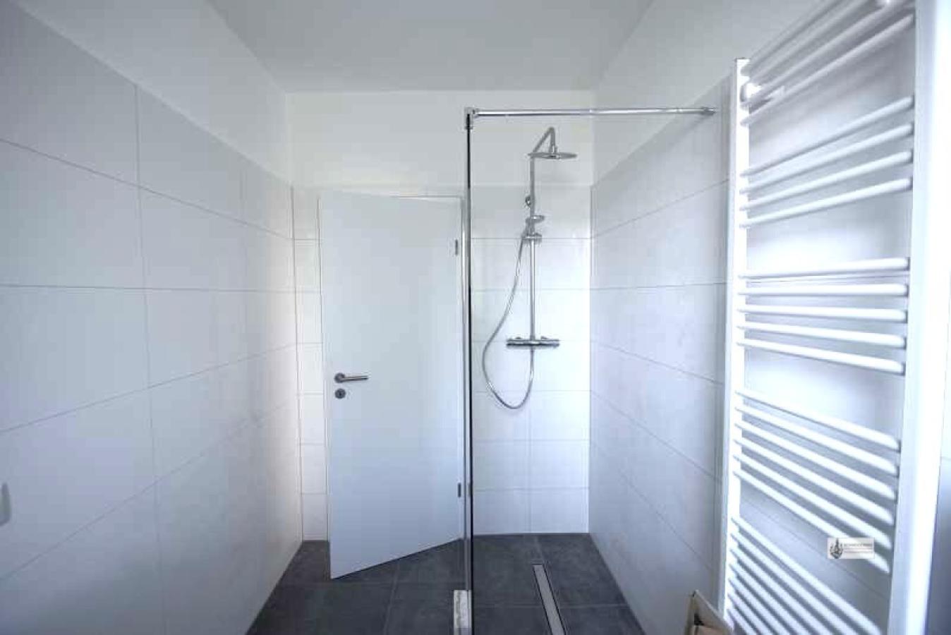 Bad mit Schwalldusche und Glasspritzschutzwand
