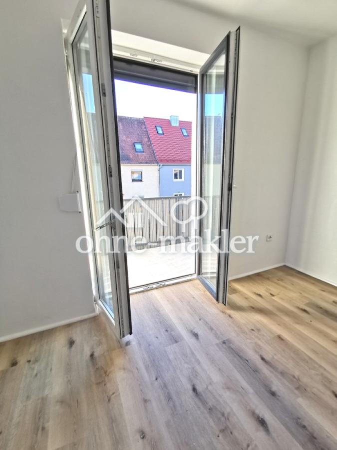 Wohnzimmer mit Balkon 