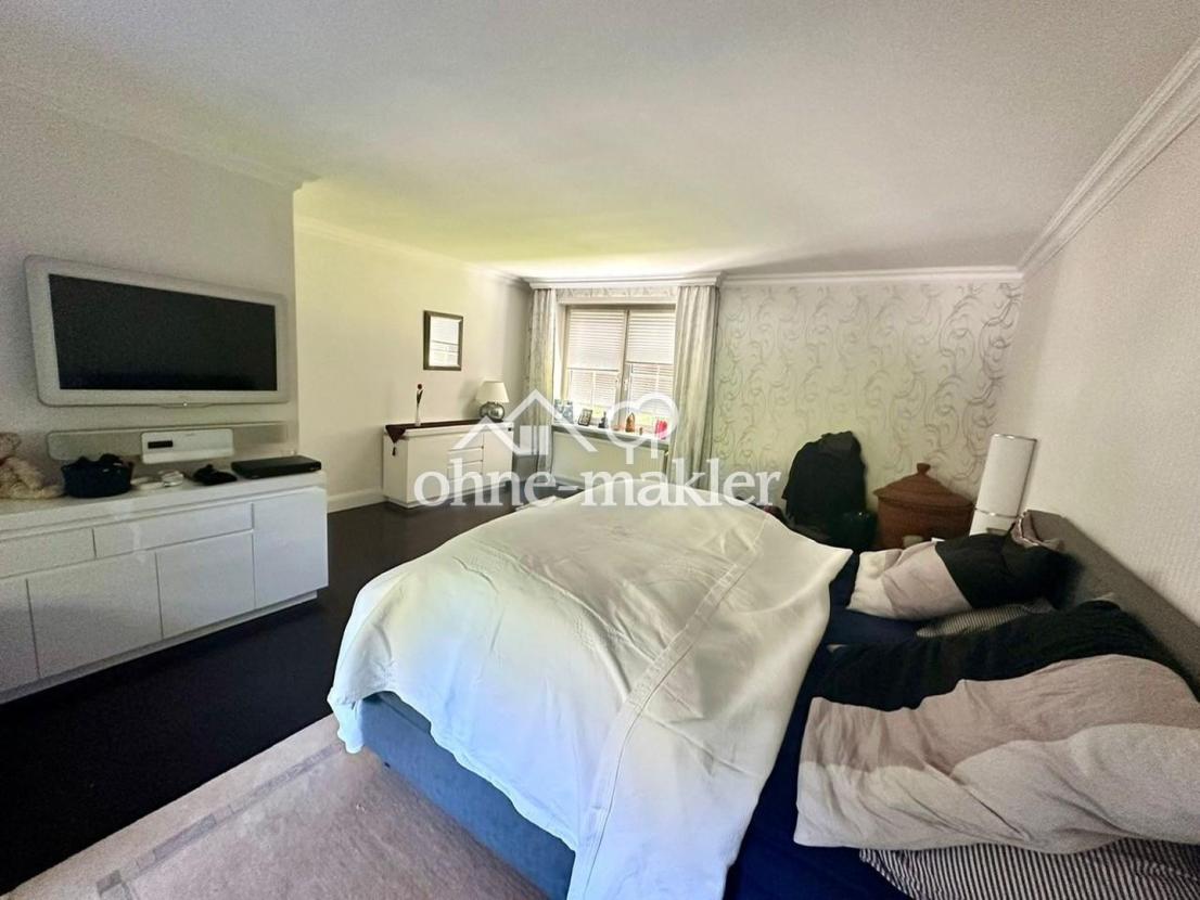 großzügiges Schlafzimmer