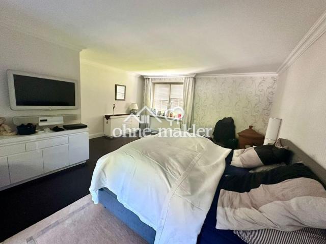 großzügiges Schlafzimmer