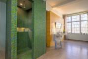 Wannenbad mit großer Dusche