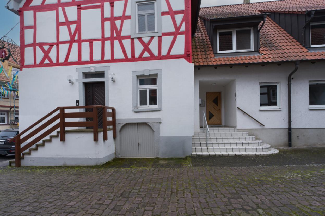 Eingänge Altbau und Anbau