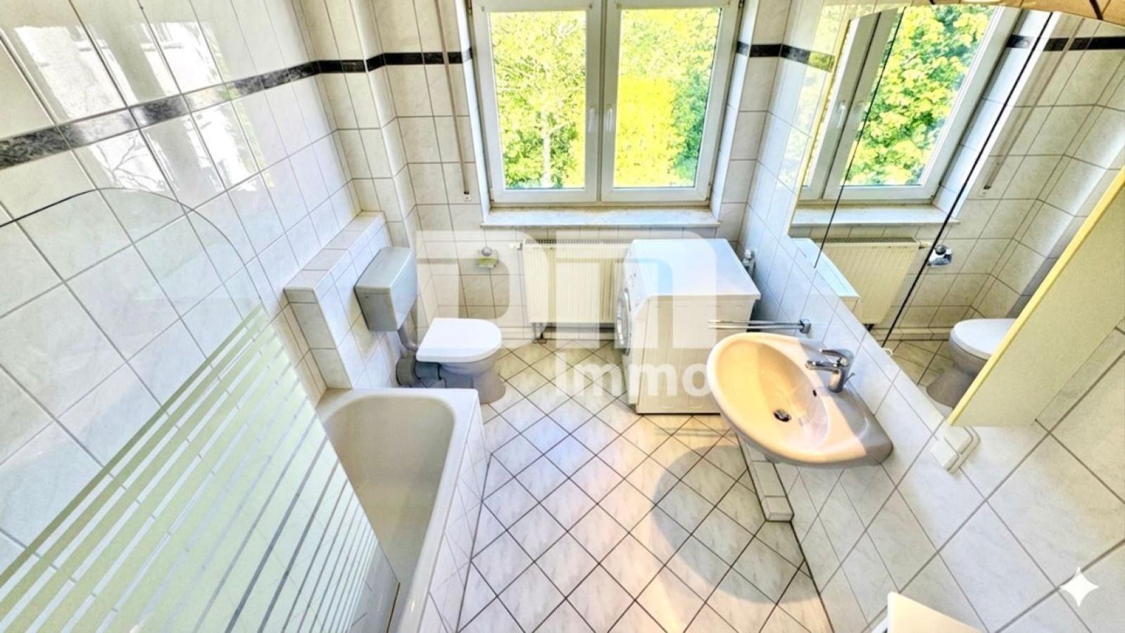 Ebene 1 Badezimmer Badewanne / Waschmaschine