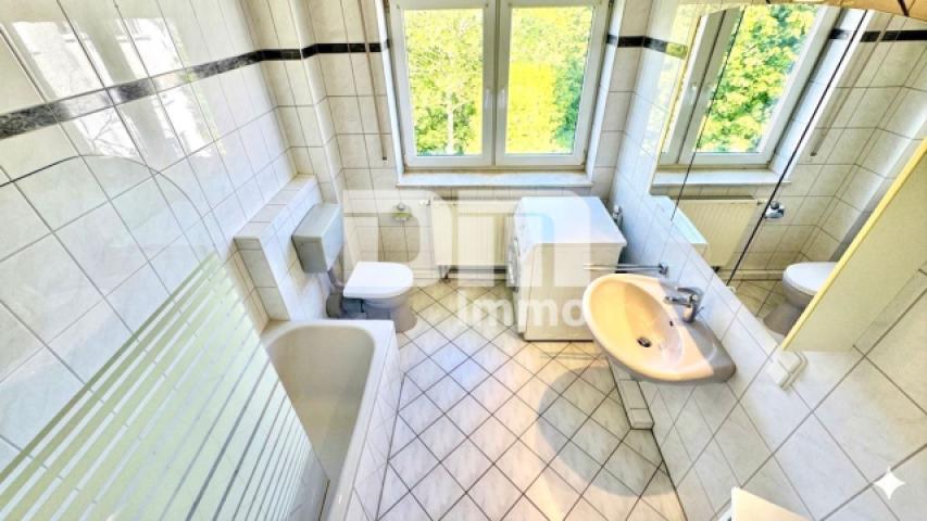 Ebene 1 Badezimmer Badewanne / Waschmaschine