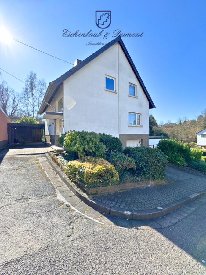 Hausansicht mit Garage
