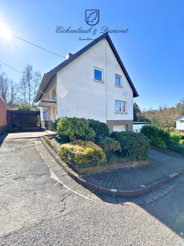 Hausansicht mit Garage