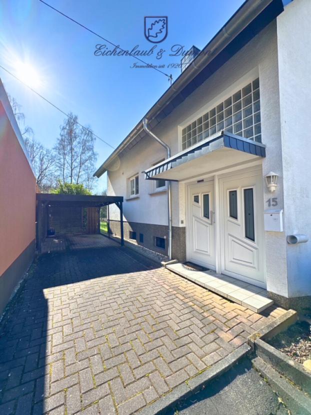 Hauseingang mit Carport + Stellplatz