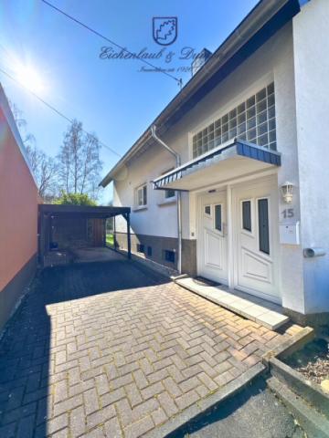 Hauseingang mit Carport + Stellplatz