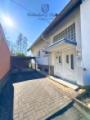 Hauseingang mit Carport + Stellplatz