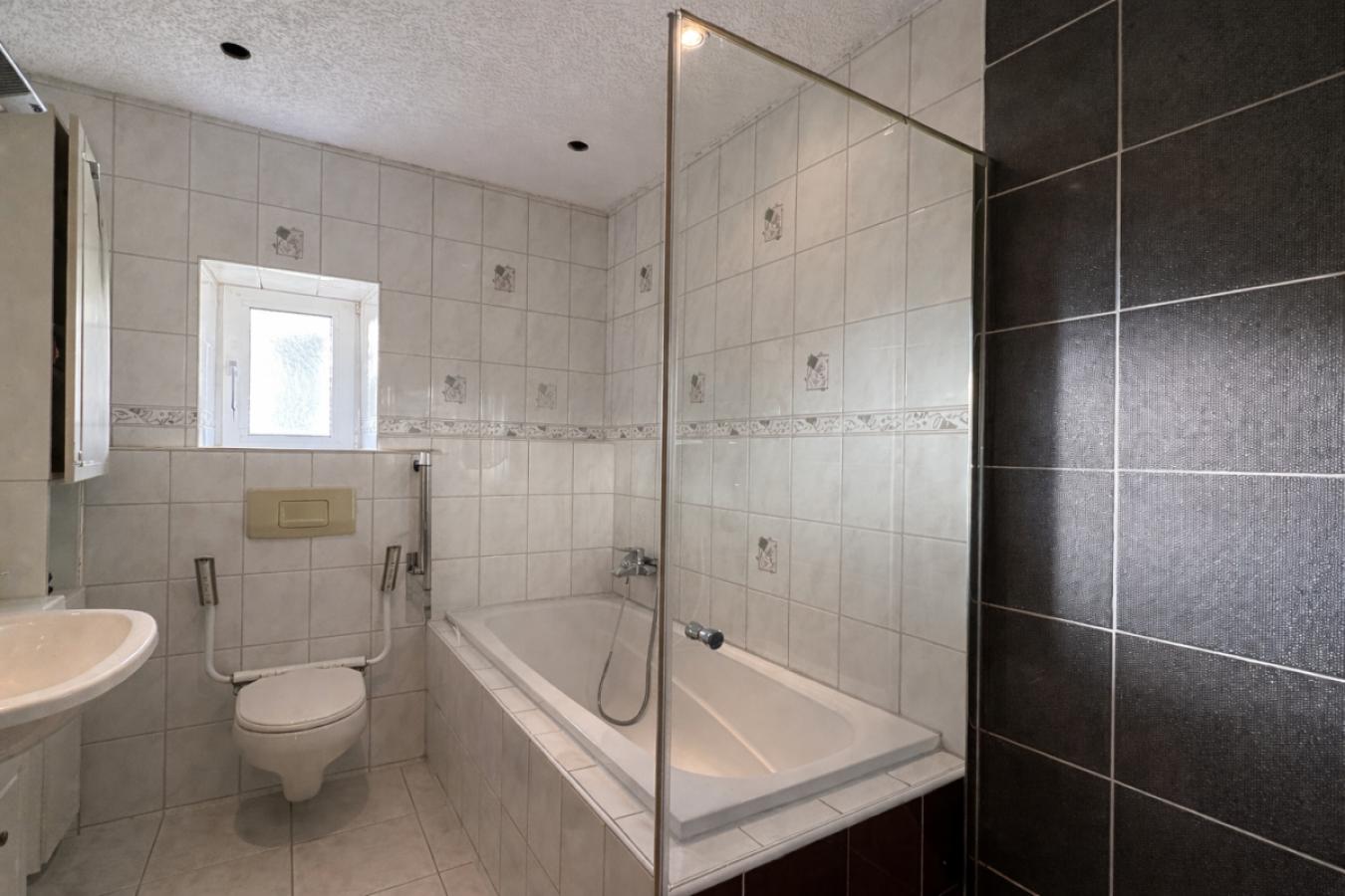 Badezimmer EG links 