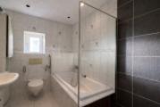 Badezimmer EG links 
