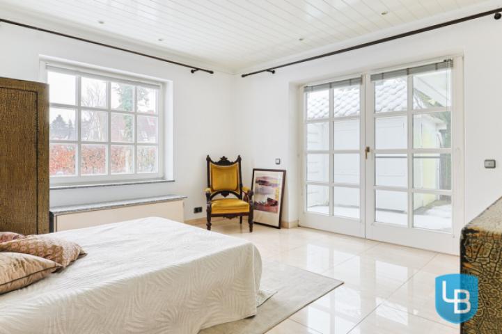 Individuell nutzbares Zimmer mit Zugang zur Terrasse