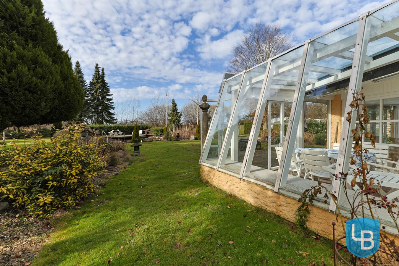 Blick in den Wintergarten und den Garten