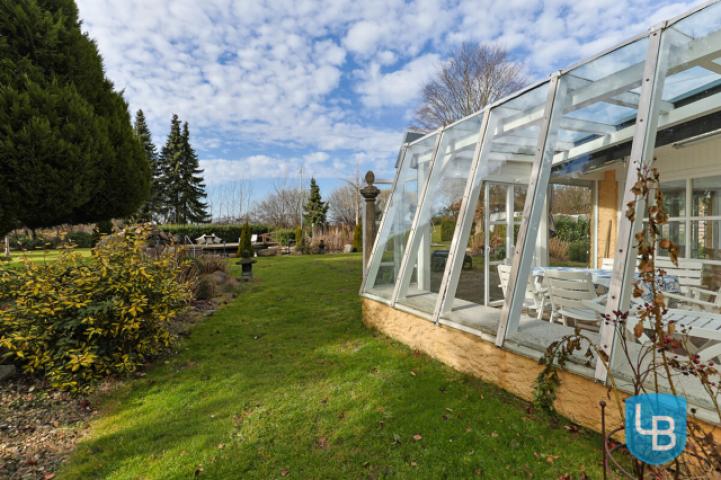 Blick in den Wintergarten und den Garten