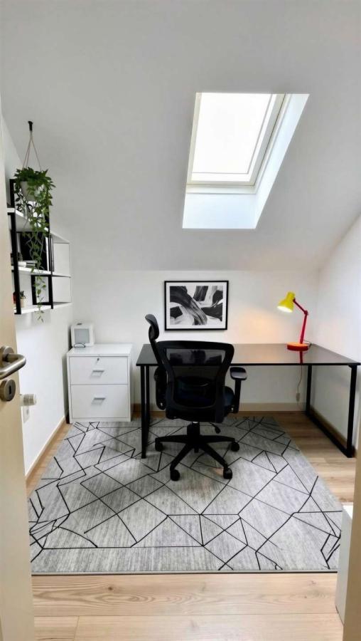 Kind oder Büro - (KI generiert)