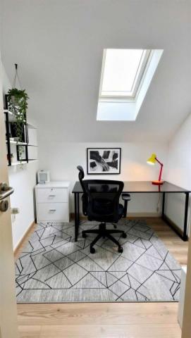 Kind oder Büro - (KI generiert)