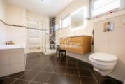 Bad mit Wanne und Dusche