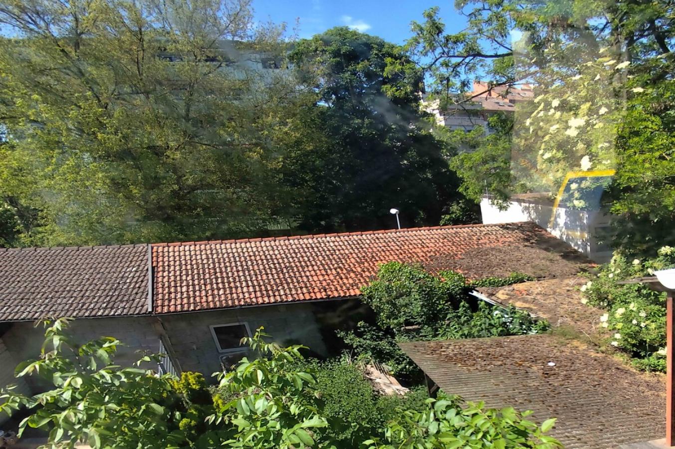 Blick von oben auf Garten/Garagen