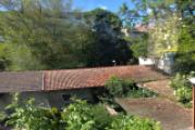Blick von oben auf Garten/Garagen