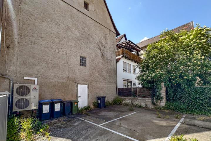 Hof mit Parkplätzen