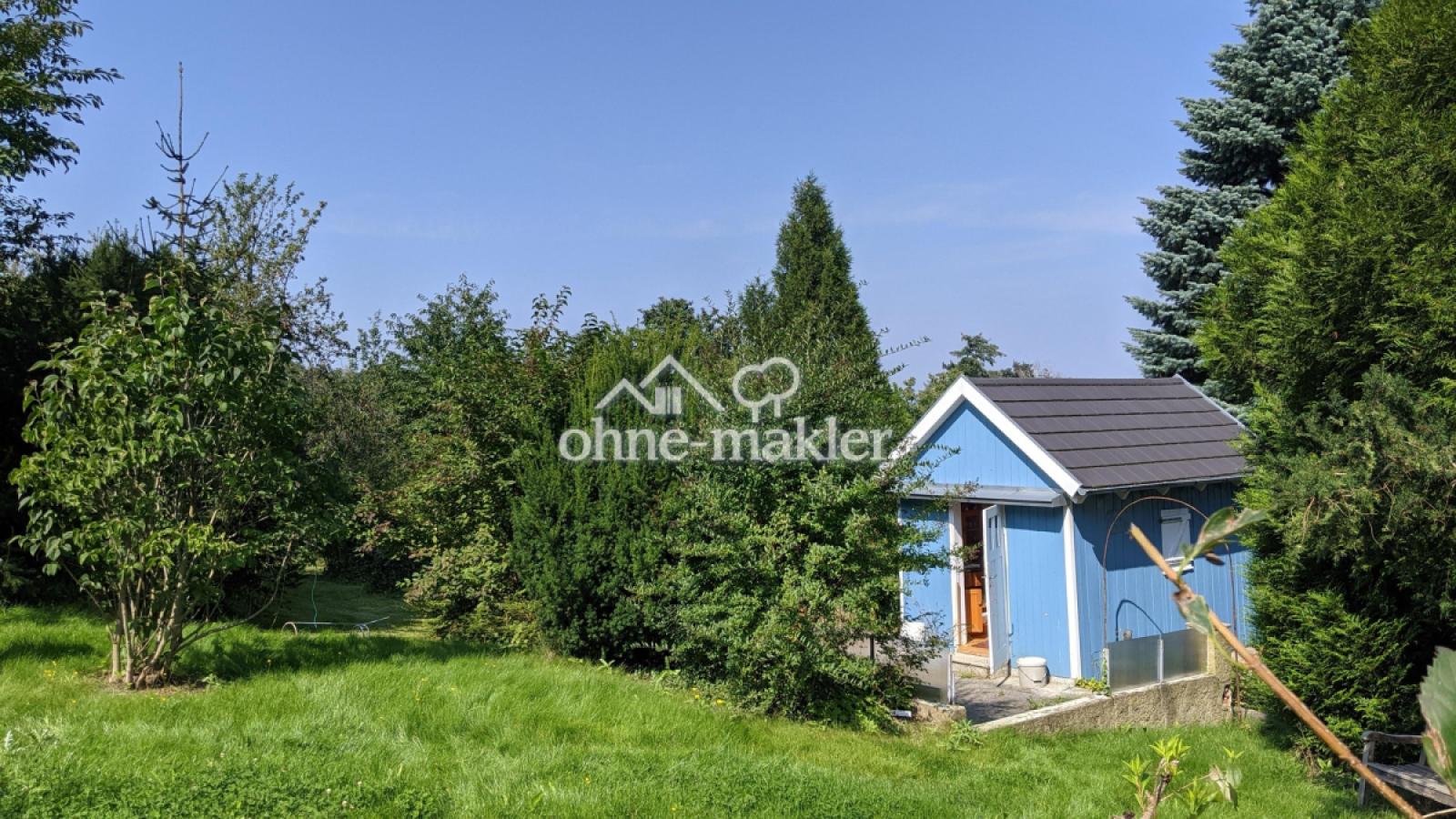 Wiese mit Gartenhaus