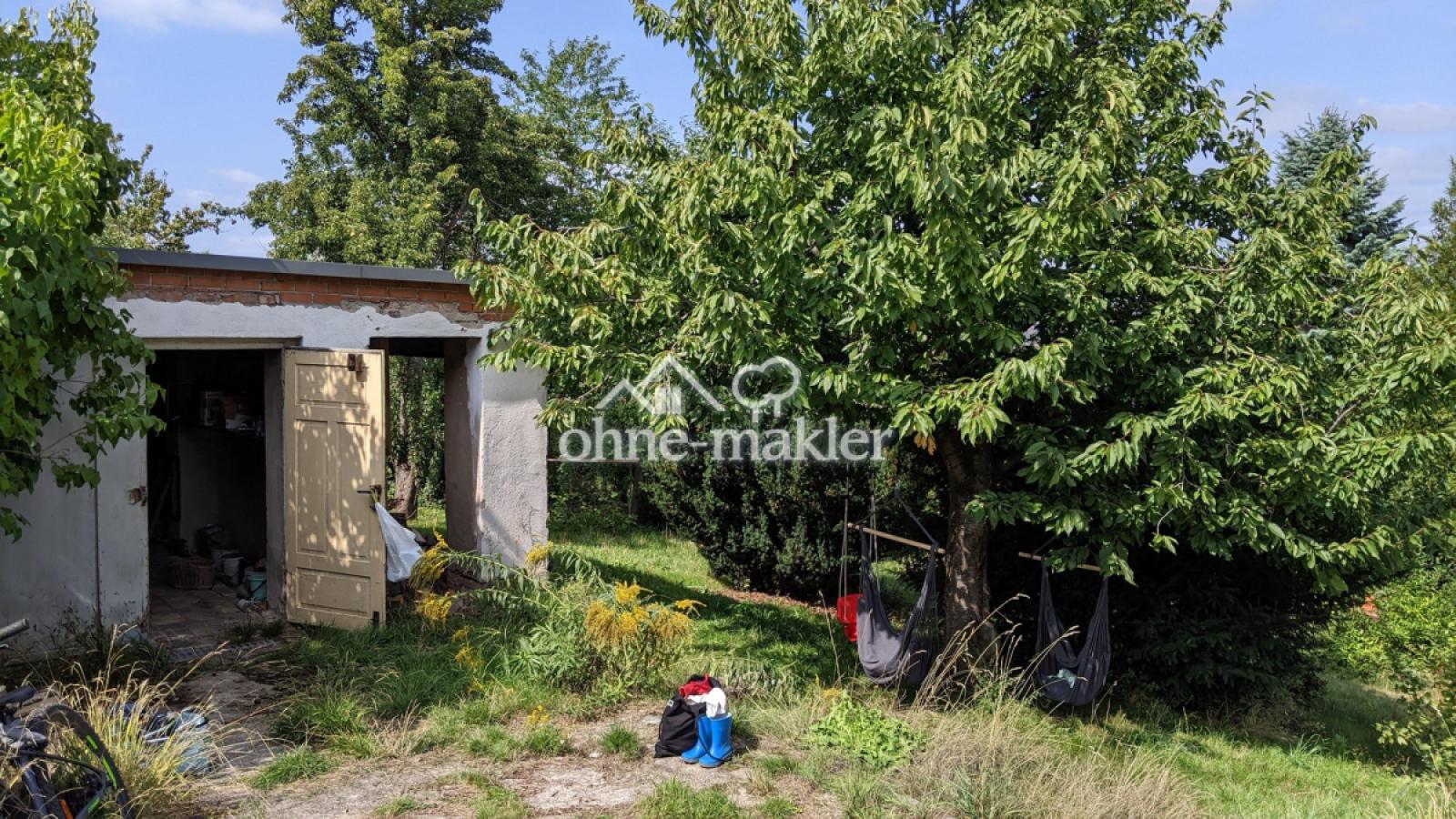 Garage mit Kirschbaum